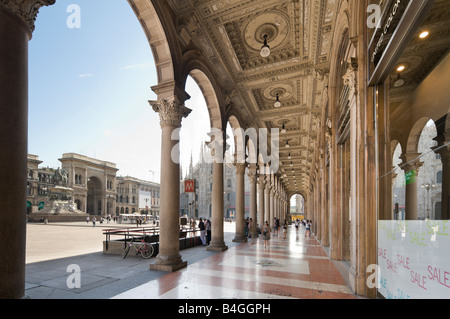 Shopping Arcade si affaccia il Duomo e la Galleria Vittorio Emanuele II, Piazza del Duomo, Milano, Lombardia, Italia Foto Stock