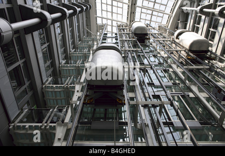 Impianti di risalita nelle Ludwid Erhard Haus, Berlino, Germania Foto Stock