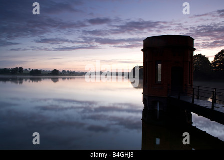 Torre dell'acqua all'alba, Sywell serbatoio, Sywell, Northamptonshire, England, Regno Unito Foto Stock