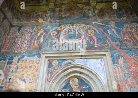 Bucovina Moldavia Romania Europa settembre meravigliosi dipinti religiosi sulle pareti esterne del Monastero Moldovita 1532 Foto Stock