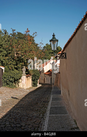 Praga Hradcany acciottolata strada indietro Foto Stock