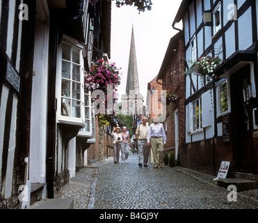 Church Lane ,Ledbury, Herefordshire. Guardando verso il 12C la chiesa di San Michele e Tutti gli angeli. Foto Stock