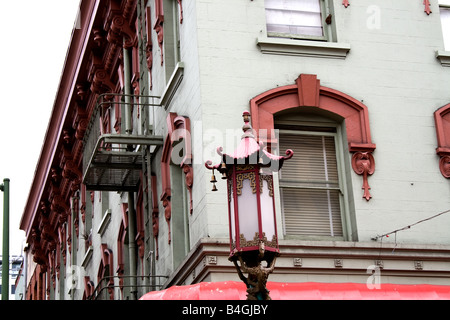 Ornamentali lampada di strada di fronte ad un edificio nella Chinatown di San Francisco, California Foto Stock