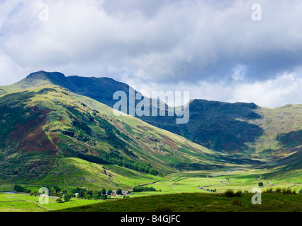 La Band e Bowfell nel Lake District inglese Cumbria Inghilterra England Regno Unito mostra The Langdale fondovalle Foto Stock