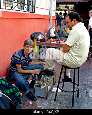 Istanbul Istiklal Caddesi Beyoglu shopping street trimestre shine boy shoeshiner Foto Stock