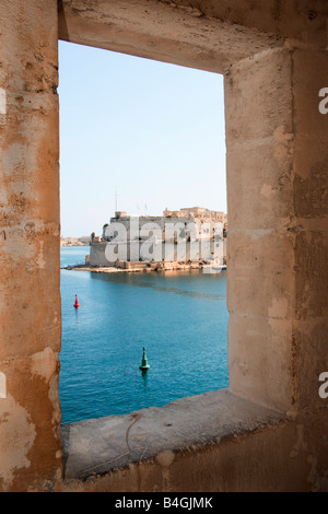 Una vista da una torre di avvistamento finestra di 'Fort St Angelo', Malta. Foto Stock