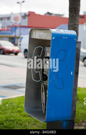 Blue telefono pubblico in strada Foto Stock