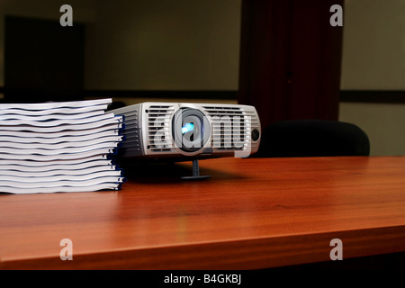 Il proiettore con la pila di libri Foto Stock