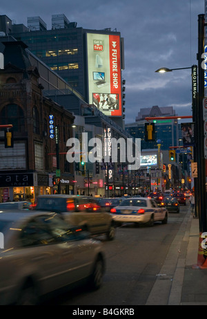 Yonge Street a Toronto a notte Foto Stock