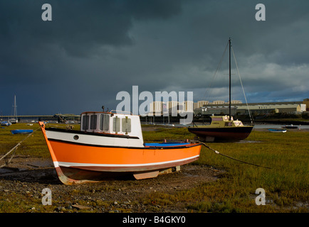 Barche ormeggiate nel canale Walney, guardando verso BAE Systems edificio e Barrow-in-Furness, Cumbria, England Regno Unito Foto Stock