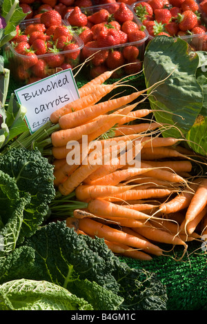 Le carote su una fase di stallo in un mercato degli agricoltori Foto Stock