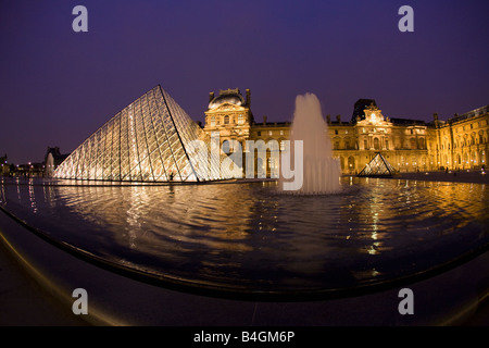Piramide di vetro ad ingresso a Le Louvre Museo e Galleria d'Arte di notte Parigi Francia Europa UE Foto Stock