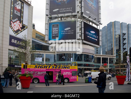 Dundas Square su Yonge Street vicino al centro Eaton a Toronto, Ontario, Canada Foto Stock