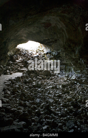 Ingresso superiore alla grotta di sentinella uno dei centinaia di tubo di lava grotte in letti di Lava National Memorial, California Foto Stock