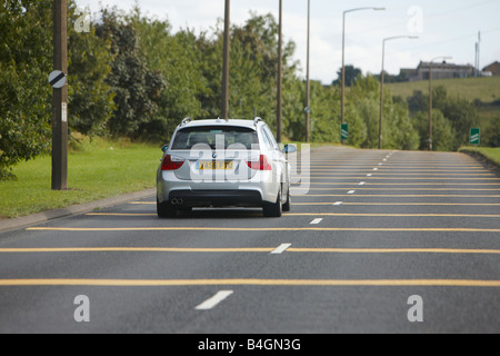 Argento BMW station wagon la guida Foto Stock