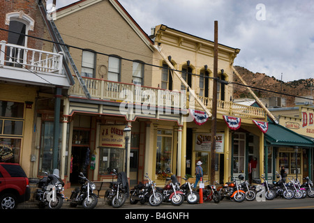 Motociclette schierate nella parte anteriore del negozio e fronti in Virginia City, Nevada, America nazionale più grande del punto di riferimento storico. Foto Stock