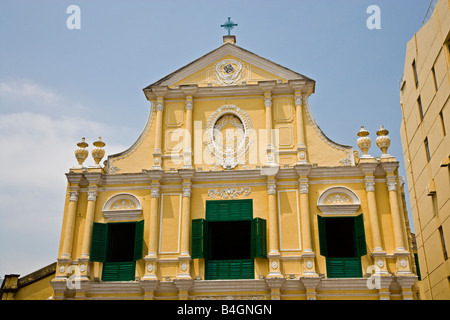 Frontone di San Domenico la chiesa o Igreja de Sao Domingos Macao Cina JMH3326 Foto Stock