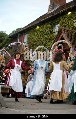 Un tipico villaggio scena come nodi di maggio (ladies Morris) dance fuori il kings Head Pub in east hoathly, East Sussex, Regno Unito. Foto Stock