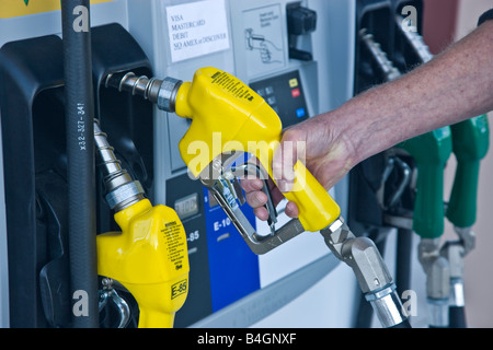 Mano rimozione pompa di biocarburanti Foto Stock