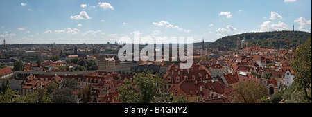 Panorama di Praga dalla Torre Petrin di Zizkov tv tower Foto Stock