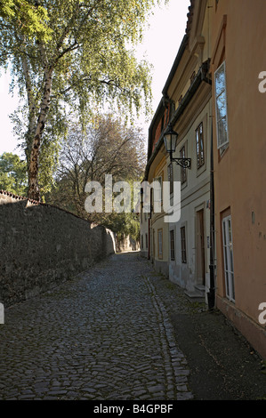 Praga Hradcany acciottolata strada indietro Foto Stock