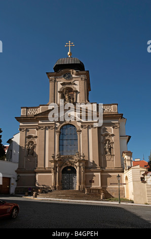 Praga Hradcany acciottolata strada indietro chiesa Foto Stock