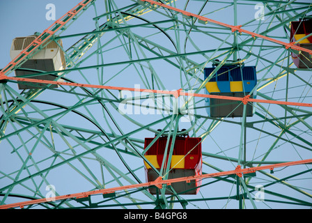 Close up di Wonder Wheel Amusement Park Ride in Coney Island, Brooklyn New York Ferris carri colorati Foto Stock