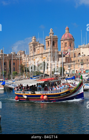 Visite turistiche Luzzu e Chiesa di St Lawrence, Vittoriosa, Malta Foto Stock