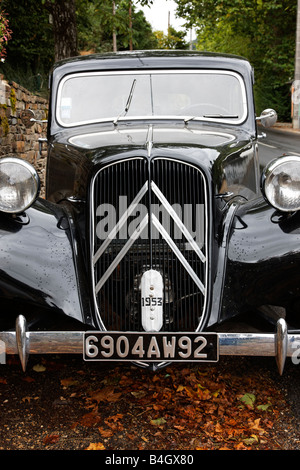 Un 1953 Citroen Avant trazione park accanto alla strada in Estaing, Francia Foto Stock