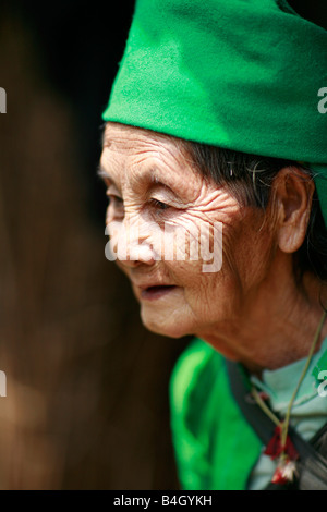 Bianco tribeswoman Hmong alla diga del polmone village, Ha Giang Provincia, Vietnam Foto Stock