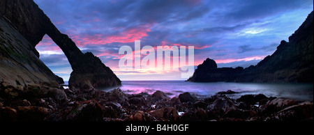 Bow Fiddle Rock di sunrise, vicino Portknockie, murene, Scozia Foto Stock