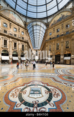 Mosaico sotto la cupola in Galleria Vittorio Emanuele II con Romolo e Remo in primo piano, Milano, Lombardia, Italia Foto Stock