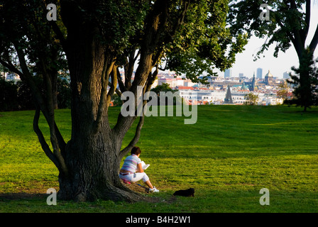 Donna in lettura di Letenske Sady park a Praga Repubblica Ceca Europa Foto Stock