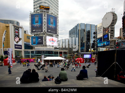 Dundas Square su Yonge Street vicino al centro Eaton a Toronto, Ontario, Canada Foto Stock