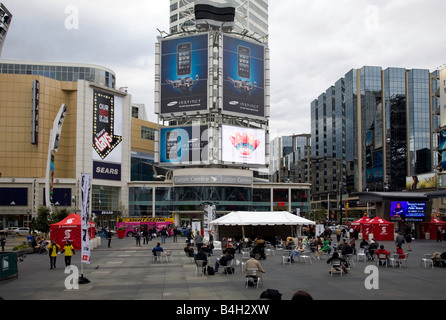 Dundas Square su Yonge Street vicino al centro Eaton a Toronto, Ontario, Canada Foto Stock