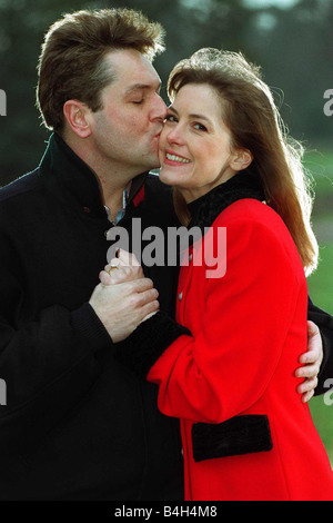 Brian Connolly attore comico bacia il suo fidanzato Ann Marie dopo la sua proposta di matrimonio Foto Stock