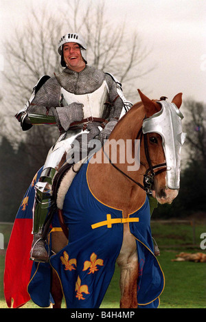 Brian Connolly attore comico come un cavaliere su un cavallo Foto Stock