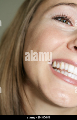Close-up di giovane donna sorridente Foto Stock