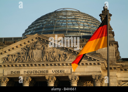 Bandiera tedesca svolazzanti davanti al palazzo del governo, il palazzo del Reichstag di Berlino, Germania Foto Stock