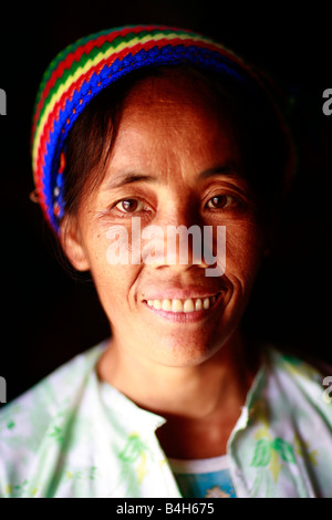 Bianco tribeswoman Hmong presso il villaggio della diga del polmone, Ha Giang Provincia, Vietnam Foto Stock