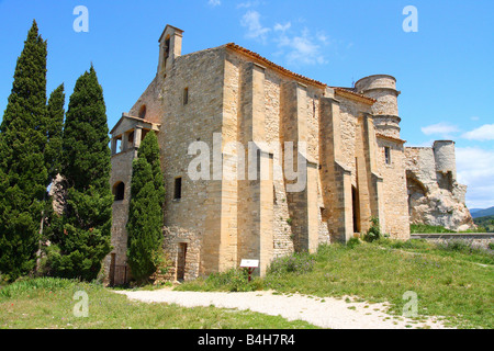 Cipressi di fronte alla chiesa, Chapelle Notre Dame La Brune, Vaucluse, Provence-Alpes-Côte d'Azur, in Francia Foto Stock