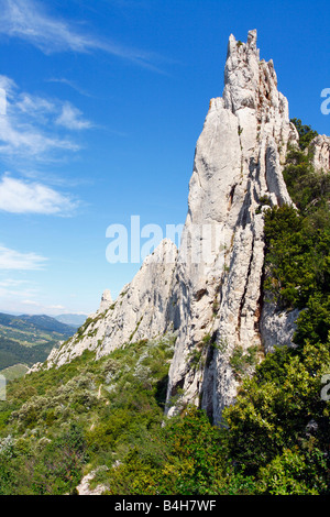 Le formazioni rocciose sul paesaggio, Dentelles de Montmirail, Vaucluse, Provence-Alpes-Côte d'Azur, in Francia Foto Stock