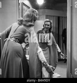 L'attrice Janet Leigh guarda la sua immagine nello specchio a un raccordo di costume per il film i vichinghi Giugno 1957 Foto Stock