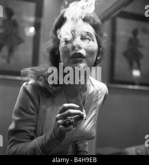 L'attrice Janet Leigh ottiene il suo nicotina fissare a un raccordo di costume per il film i vichinghi 1957 Foto Stock