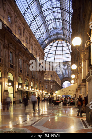Gruppo di persone nel centro commerciale Lombardia Milano Italia Foto Stock
