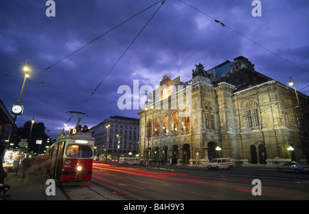 Funivia in movimento sulla linea tranviaria al crepuscolo Opera di Stato di Vienna Vienna Austria Foto Stock