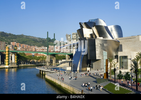 Angolo di alta vista dei turisti nella parte anteriore del museo d'arte Museo Guggenheim Bilbao Spagna Foto Stock