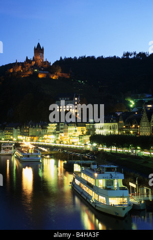 Il castello illuminato fino al crepuscolo, Castello di Reichsburg, la valle di Mosel, Cochem, Renania-Palatinato, Germania Foto Stock