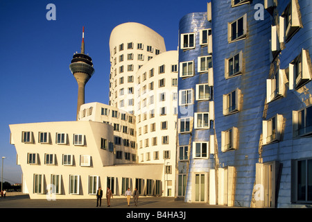 Gli imprenditori di fronte all edificio per uffici, Neuer Zollhof, Media Harbour, Dusseldorf, Renania settentrionale-Vestfalia, Germania Foto Stock