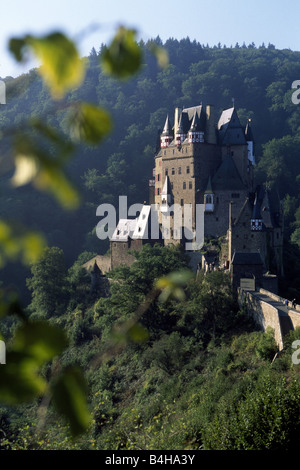 Castello circondato da foresta, Castello Eltz, Renania-Palatinato, Germania Foto Stock